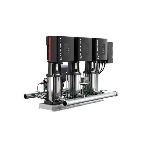 Drei vertikale Pumpenmodule von Grundfos mit Edelstahlgehäusen, montiert auf einer gemeinsamen Grundlage, für Druckerhöhungsanwendungen.